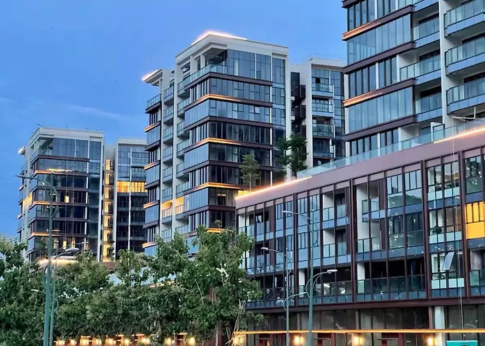 Metropole Hall River & City Views Right In Heart Of The City